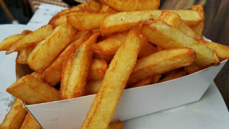 Un cartoccio di patate fritte