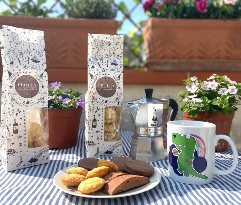 biscotti e caffè in terrazza|Una confezione di brutti ma buoni di Frolla|La confezione Buscotto di Frolla|La grafica del progetto Frollabus|frollabus