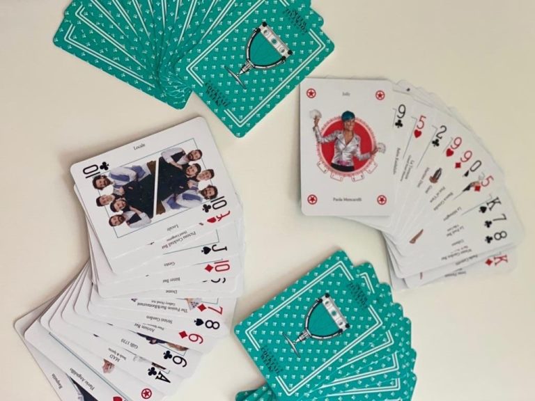Le carte da gioco della FWC 2020|Paola Mencarelli|Il sei di fiori con il team di Gilli