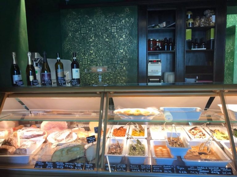 Il banco gastronomia di Scannabue|Il tagliere di salumi del Barotto di Torino|Il banco gastronomia di Du Cesari|Le acciughe della gastronomia di Scannabue|Zabaione in barattolo di Rambaldi