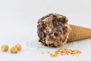 Gelato alla crema di nocciole ricoperto di cioccolato e granella su cono|Brioche farcite con il gelato alla gelateria palermitana Galatea|Mantecatura del gelato di Cappadonia|Offerta di gelati della gelateria palermitana Al Cassaro|Gelato alla frutta della gelateria palermitana Al Gelatone