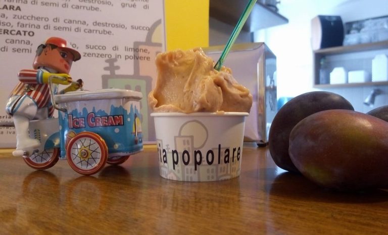 |il gelato alla fragola di Gelateria popolare|