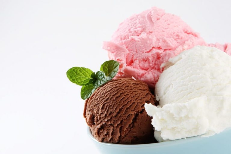 Una coppa di gelato a tre gusti