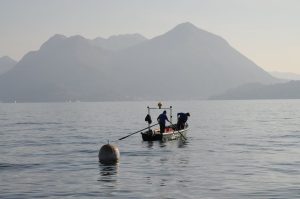 Una barca di pescatori sul lago Maggiore|Un risotto con pesce di lago||