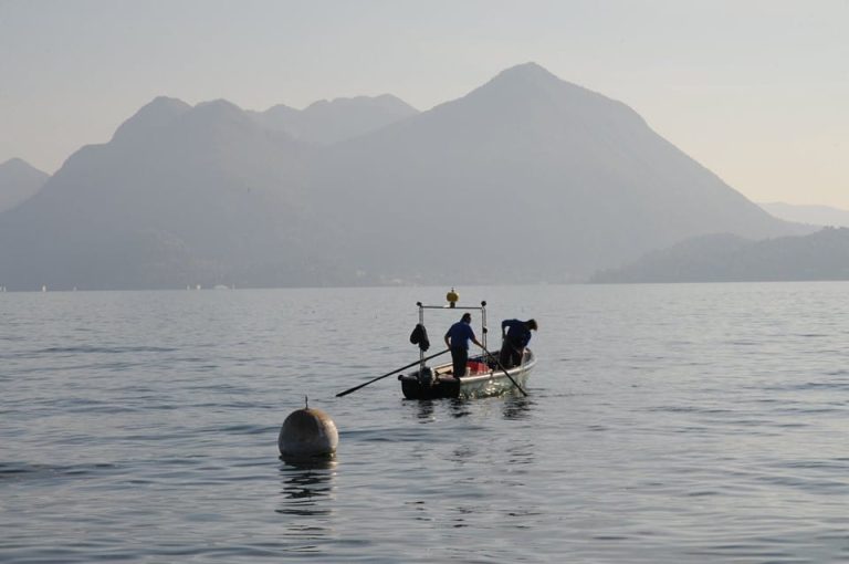 Una barca di pescatori sul lago Maggiore|Un risotto con pesce di lago||
