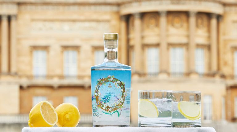 Il gin della regina elisabetta II e sullo sfondo Buckingham Palace