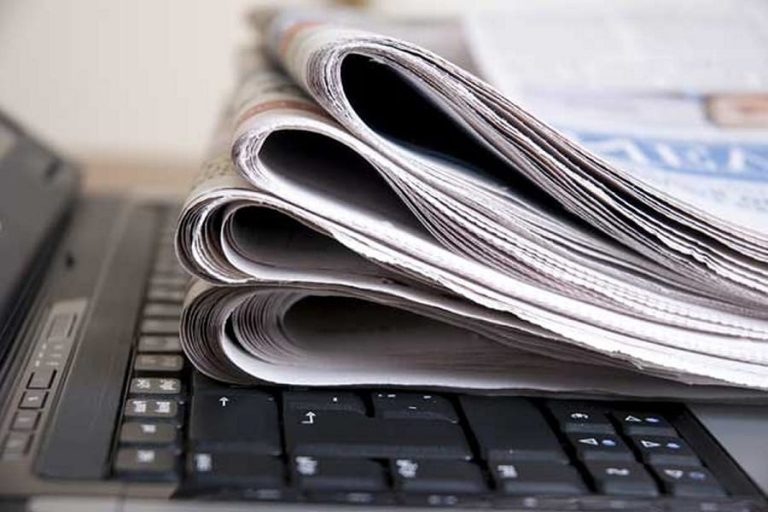 Premio Premio Kyle Phillips 2019: quotidiani piegati sopra alla tastiera di un pc