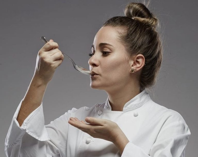 Giovanna Grossi mentre porta un cucchiaio alla bocca||