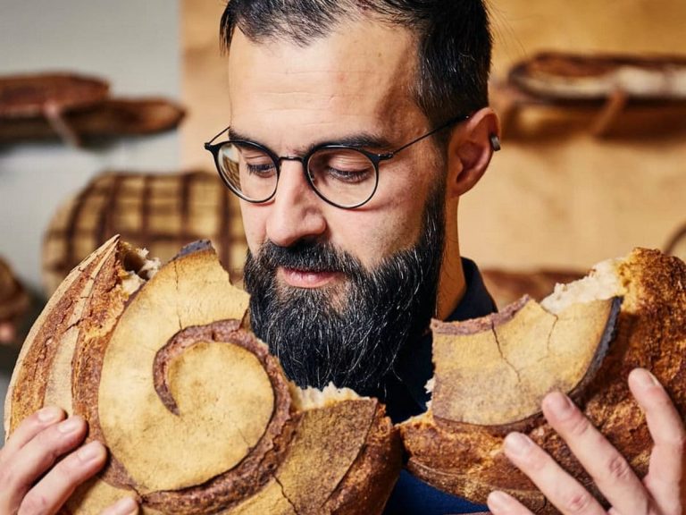Giovanni Mineo di Crosta a Milano e il suo pane|Giovanni Mineo di Crosta Milano durante la presentazione guida Pane&Panettieri|Panificatori Agricoli Urbani|Pane di Crosta Milano|Pane di Crosta Milano|Simone Lombardi e Giovanni Mineo di Crosta Milano|Laura Mantovano e Giovanni Mineo di Crosta Milano durante la presentazione guida Pane&Panettieri|Pane segale e cioccolato di Crosta Milano|Panetterie a Milano: il pane di Crosta