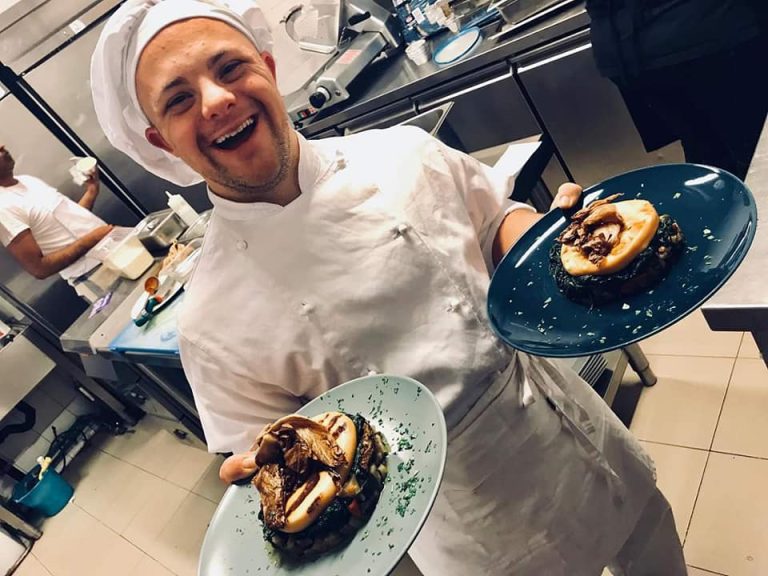 Un ragazzo down in cucina alla Locanda dei Girasoli di Roma|Saltimbocca alla romana alla Locanda dei Girasoli|I ragazzi della Locanda dei Girasoli|Una fetta di pizza di Pizzaut