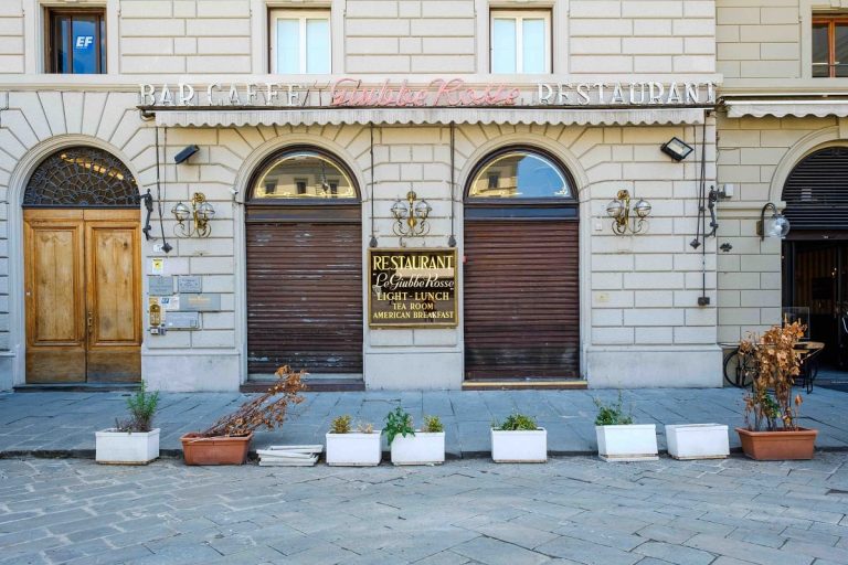 Caffè Giubbe Rosse con le serrande abbassate|Piazza della Repubblica