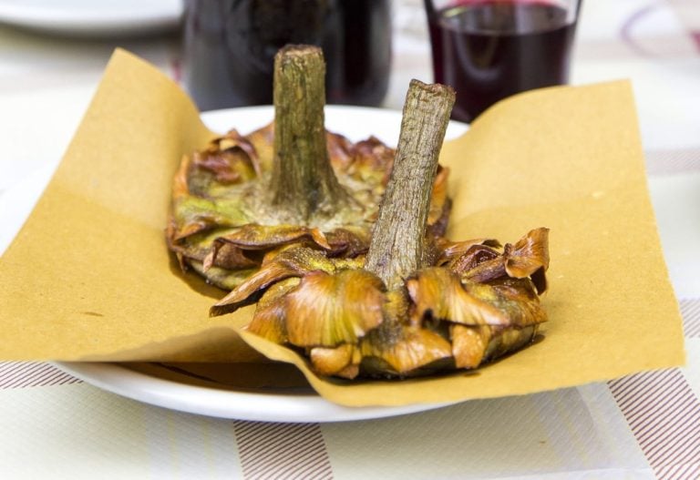 Due carciofi alla giudia in una trattoria romana