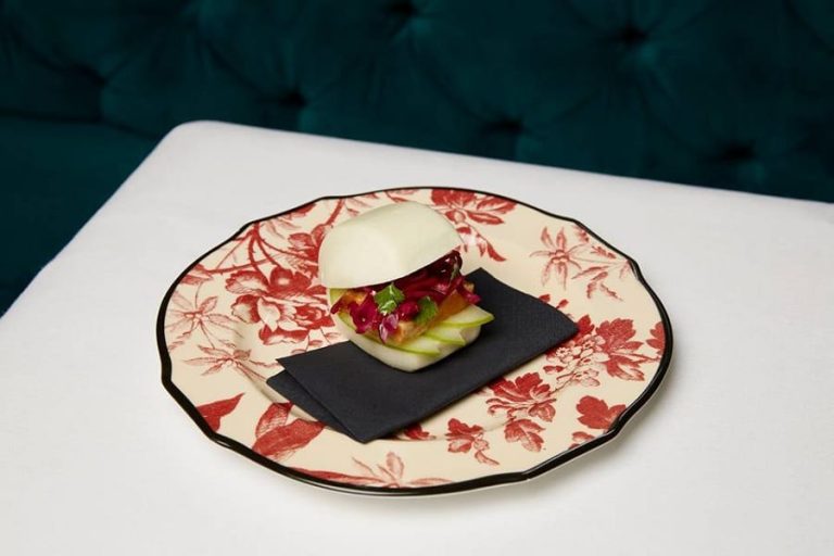 Il taka bun della Gucci Osteria su piatto in porcellana con fiori rossi||La tostada di Gucci Osteria