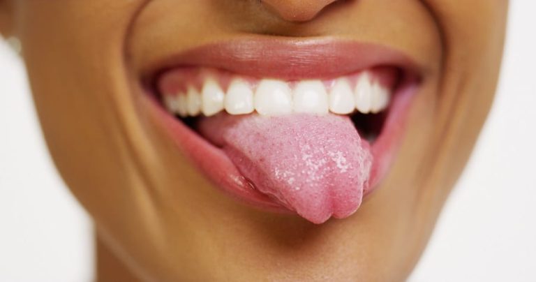 Primo piano della lingua di una donna