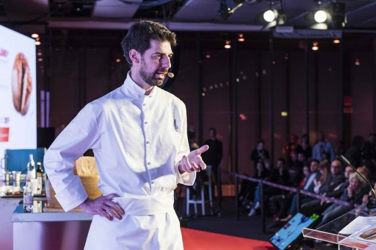 Massimiliano Alajmo a Identità Golose|Carlo Cracco sul palco di Identità Golose||Tim Raue prepare un piatto a Identità Golose||Heinz Beck a Identità Golose