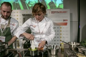 Antonia Klugmann sul palco di Identità Golose 2019 mentre cucina|||