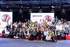 foto di gruppo aal termine di identità golose|||Dominique Crenn sul palco di Identità golose 2019 foto bramilla Serrani||tavola didattica di lopriore e gorini sul palco di Identità golose 2019 foto bramilla Serrani||||