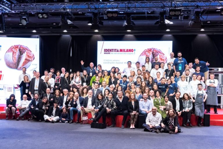 foto di gruppo aal termine di identità golose|||Dominique Crenn sul palco di Identità golose 2019 foto bramilla Serrani||tavola didattica di lopriore e gorini sul palco di Identità golose 2019 foto bramilla Serrani||||