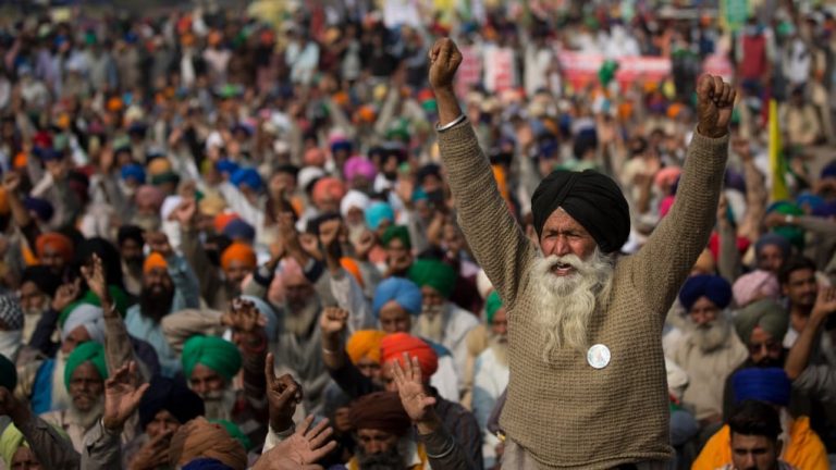 Contadini protestano in India|Contadini assaltano il Forte Rosso|Contadini protestano in India