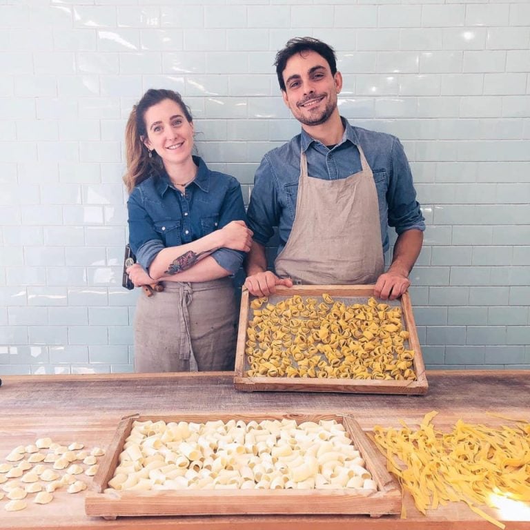 Francesca e Giovanni con la pasta fresca fatta a mano del Pastificio Irma||||Preparazione della pasta all'uovo a mano da Irma a Milano|Irma pastificio di Milano