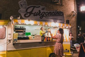 Il food truck il Furgoncino per il Summer Jamboree di Senigallia||Il maritozzo di pasta bignè ripieno di crema della pasticceria San Martino di Senigallia|||Uno spettacolo di ballo al Summer Jamboree