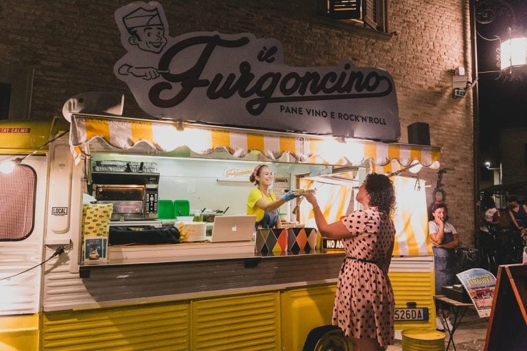 Il food truck il Furgoncino per il Summer Jamboree di Senigallia||Il maritozzo di pasta bignè ripieno di crema della pasticceria San Martino di Senigallia|||Uno spettacolo di ballo al Summer Jamboree