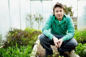 Jamie Oliver in serra mentre taglia le erbe aromatiche