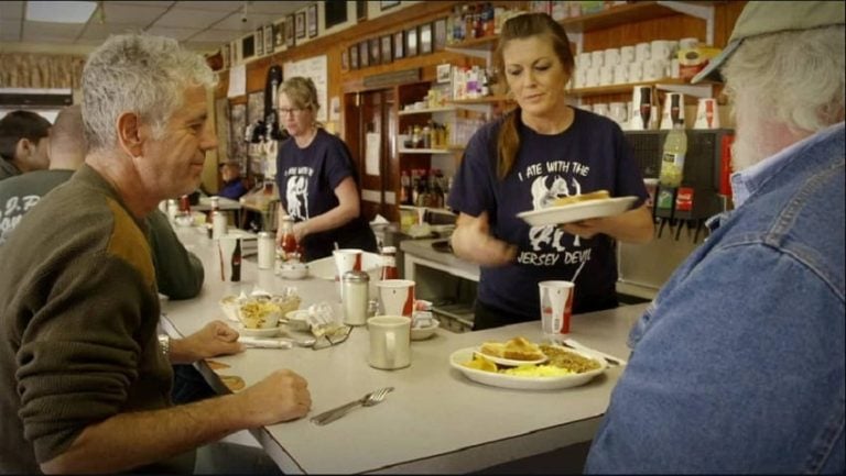 Anthony Bourdain mangia al banco di un locale nel New Jersey