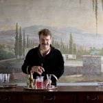 Julian Biondi prepara un drink||||||