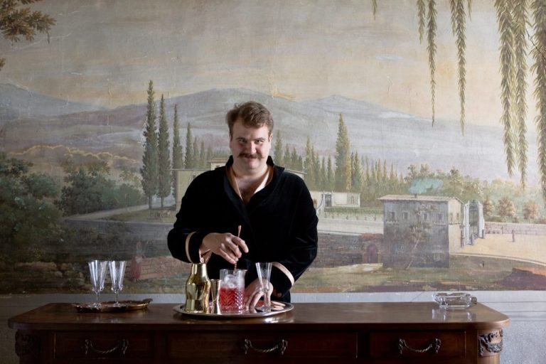 Julian Biondi prepara un drink||||||