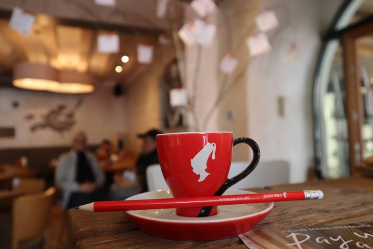 Tazzina espresso Julius Meinl||Tazzina espresso e foglio bianco|Sacco di caffè e poesia
