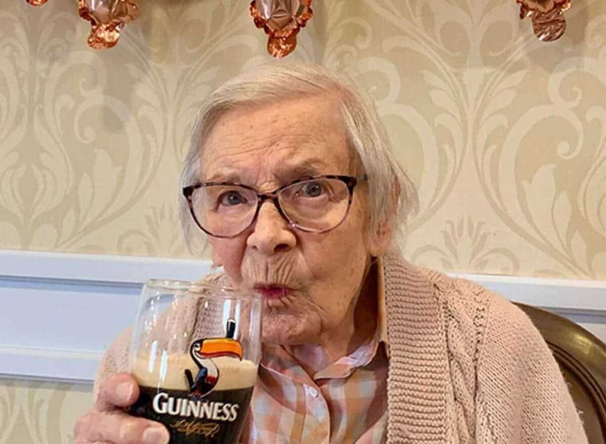 Una delle donne più anziane del mondo festeggia 105 anni: "Il segreto? Bevi Guinness e non sposarti"