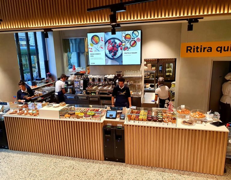 Il banco di pasticceria del supermercato la Esse a Milano||