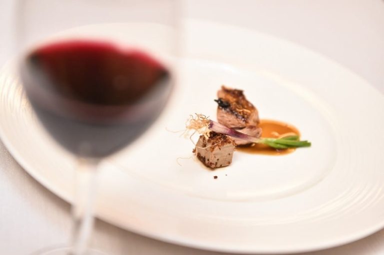 Un calice di lambrusco con piatto di carne