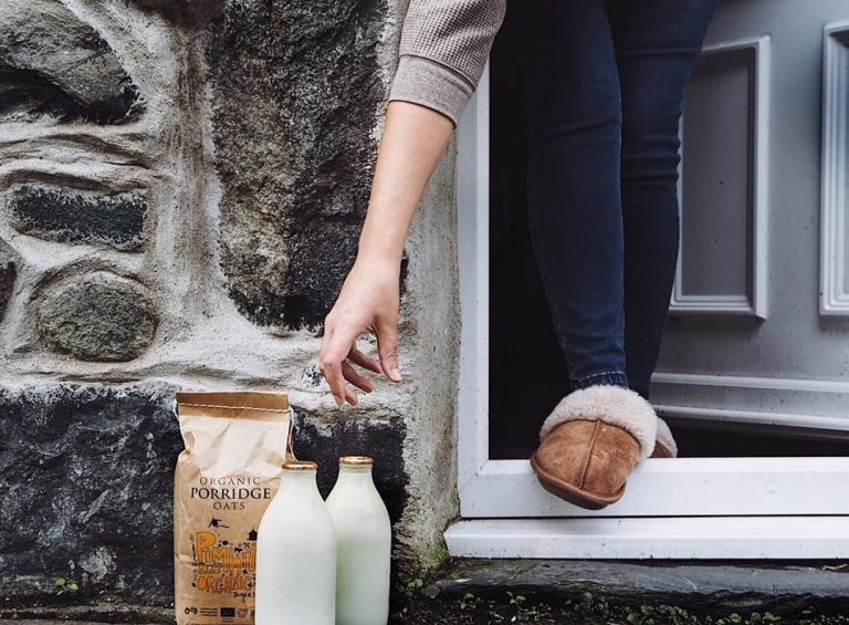 Bottiglie di latte consegnate fuori dalla porta|Due milkmen|Ritiro delle bottiglie di latte vuote|Consegna del latte porta a porta