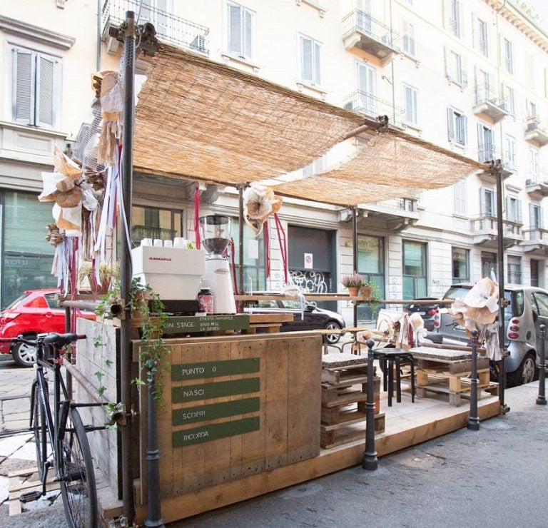 Il dehors de Le Polveri a Milano|Il dehors de Le Polveri|La Marzocco nel dehors de Le Polveri|Tre dessert al piatto de Le Polveri|Un lievitato per la colazione de Le Polveri