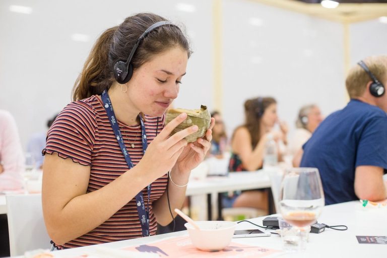 Ragazza partecipa a un laboratorio sensoriale|La facciata del Liceo Mazzarello di Torino