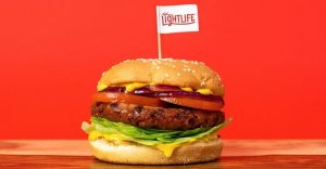 Un panino con hamburger di carne vegetale