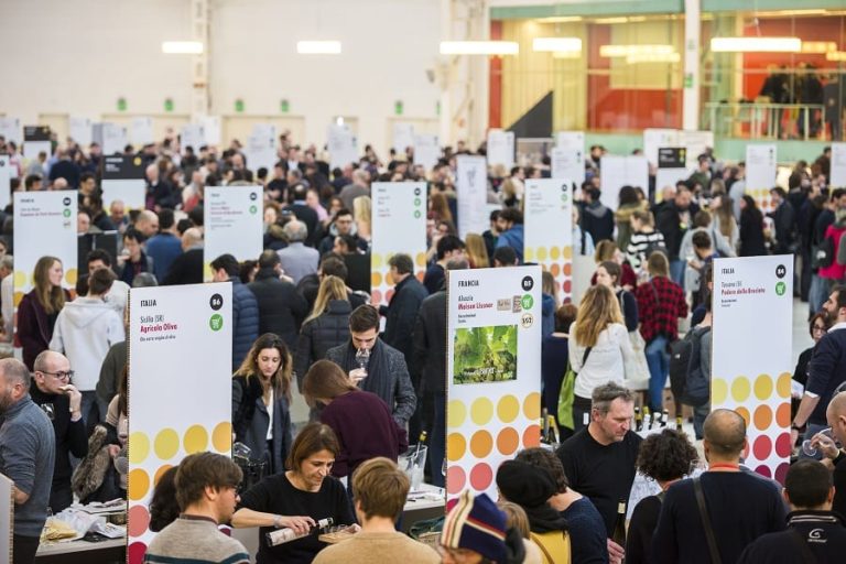 |Un calice di vino bianco su una mensola