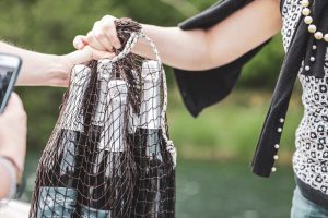 Mani che tengono una rete con due bottiglie di Logorai|lagorai trentodoc_recupero delle bottiglie.|lagorai trentodoc un'immagine subacuea delle bottiglie in affinamento|lagorai . una bottihglia davanti al lago|Mani tengono rete con bottiglie di logorai vino sul greto del lago|lagorai trentodoc_recupero delle bottiglie.|lagorai trentodoc_recupero delle bottiglie.