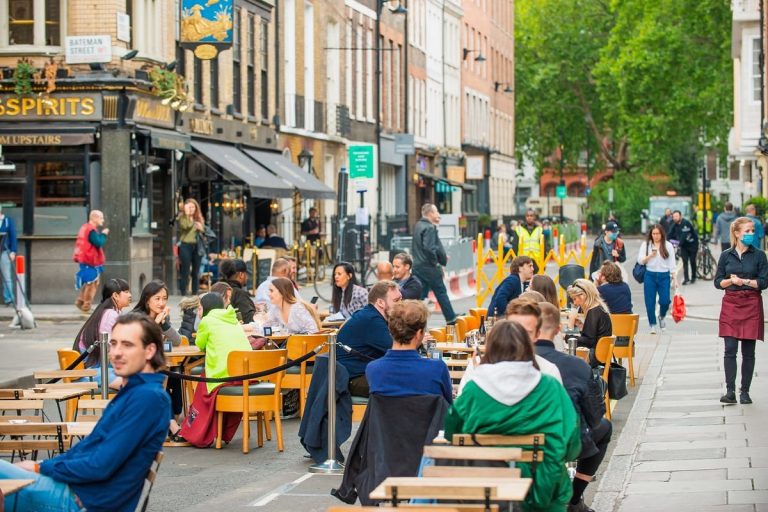 Dehors all'aperto a Londra||Dehors in strada a Londra