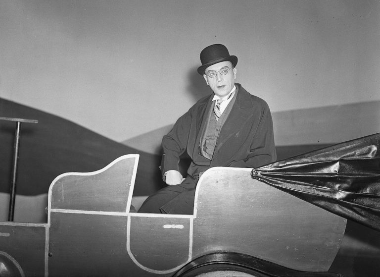 Louis_Jouvet_in_l'École_des_femmes