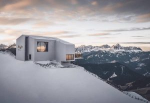 Lumen Museum tra le Dolomiti innevate|Al lavoro nella cucina di AlpInn