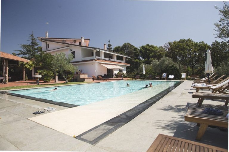La piscina dell'agriturismo Costantino|L'agrinido dell'agriturismo Costantino|Mariangela Costantino|Scilatelli con melanzane|L'agriturismo Costantino a Maida: l'azienda||Il ristorante dell'agriturismo Costantino|Campo di grano all'agriturismo Costantino|Vista sulla piscina all'agriturismo Costantino