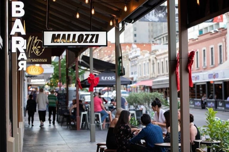 L'insegna e il dehors del Bar Mallozzi ad Adelaide||La preparazione del vitello tonnato da Mallozzi|la parete rossa della slaumeria Mallozzi