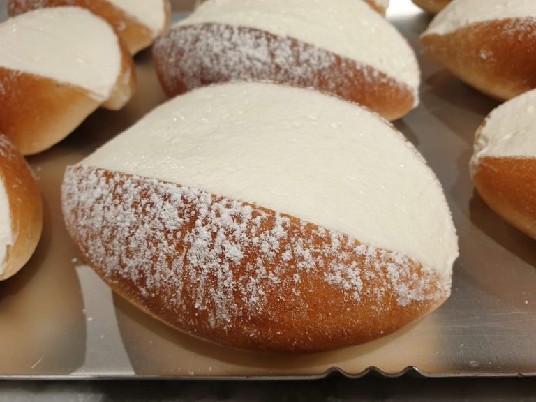 Maritozzi ripieni di panna al banco||Maritozzo dolce con crema chantilly