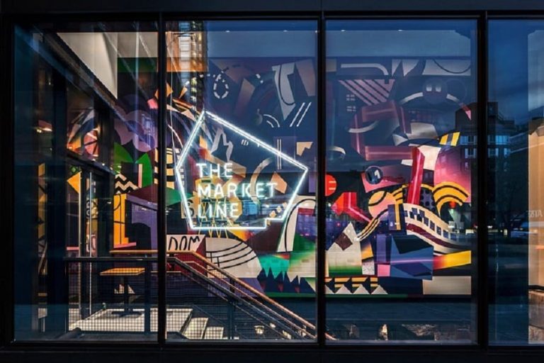 Il miurales di ingresso al Market Line|Un murales di accesso al Market Line di New York||Una ciotola di cetriolini di Pickle Guys al Market Line