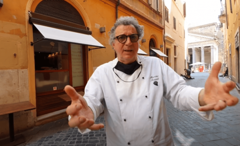 Massimo Riccioli all'esterno de la Rosetta di Roma