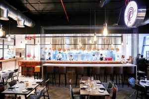 Ristorante di Masterchef: sala con cucina a vista a Dubai|Un piatto con pesce scaloppato