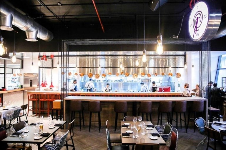 Ristorante di Masterchef: sala con cucina a vista a Dubai|Un piatto con pesce scaloppato